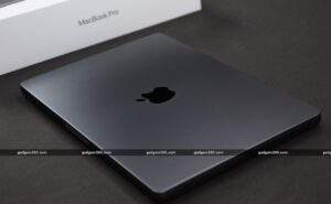 Apple Delays Foldable MacBook Due to Technical Challenges