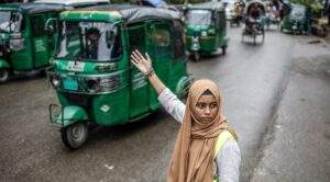 Bangladeshi Students Take to the Streets to Clear Traffic After