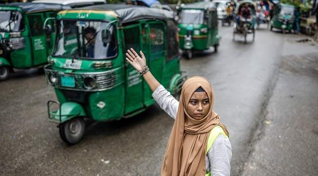 Bangladeshi Students Take to the Streets to Clear Traffic After
