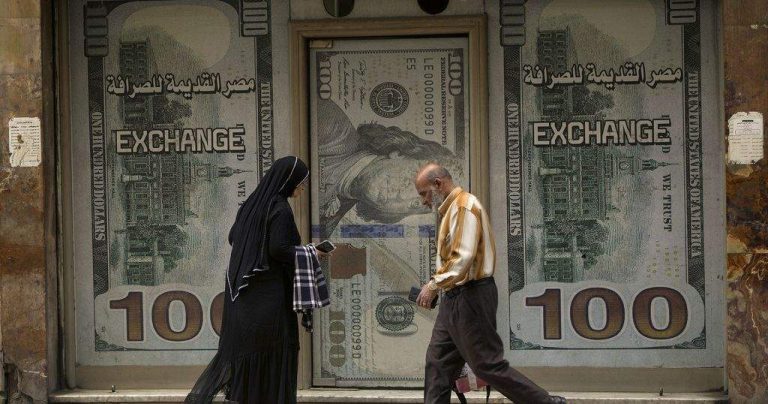 Egyptian Pound Plunges to 49.16 Against US Dollar Amid Inflation