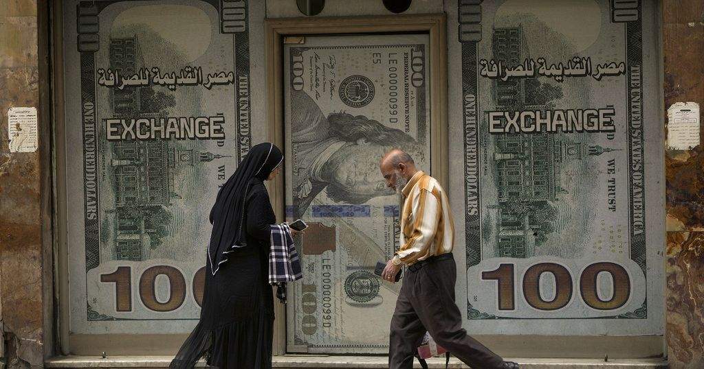 Egyptian Pound Plunges to 49.16 Against US Dollar Amid Inflation