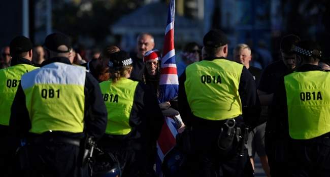 Far Right Riots Erupt in Britain, 6,000 Police Called In
