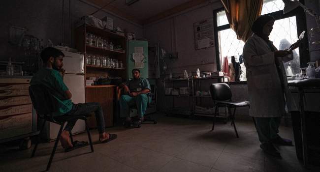 Gaza's Hospitals Struggle in Dark Amid Fuel Shortages and War