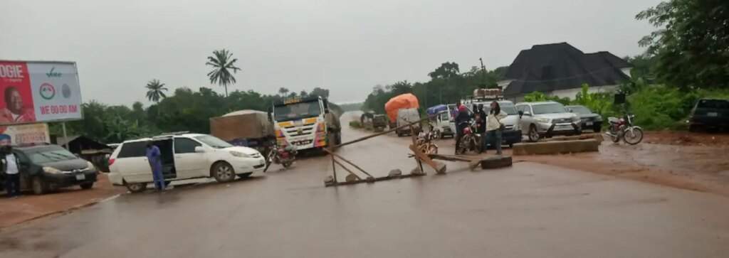 Army Roadblock Strands Passengers on Agbor Igueben Uromi Expressway