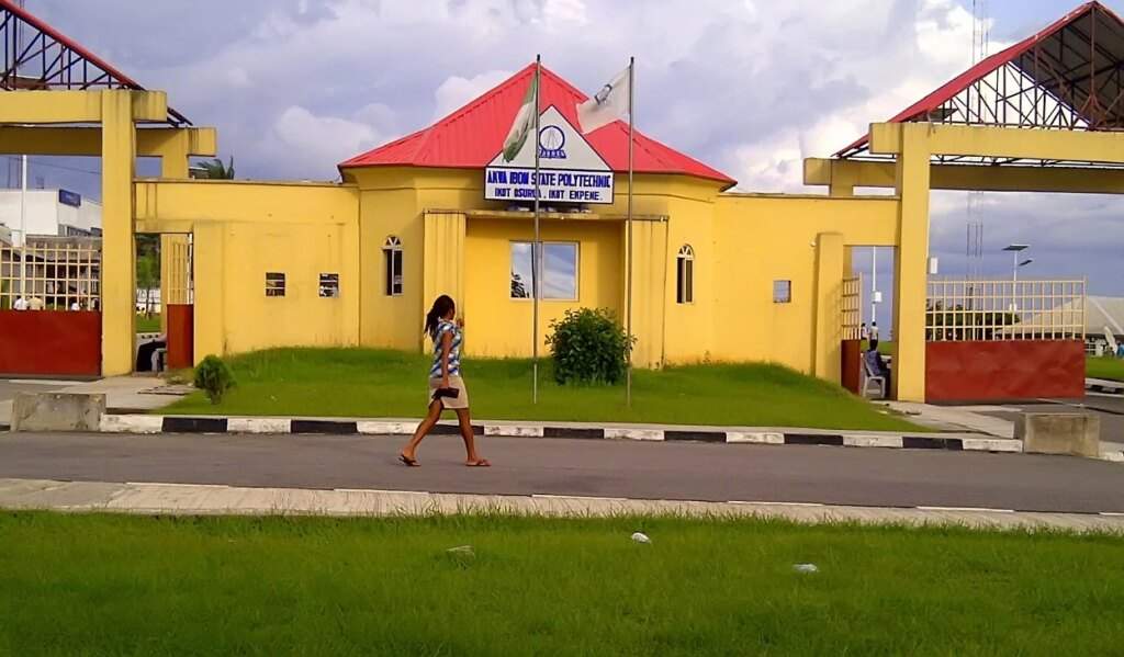 Polytechnic Workers Barricade Gates Demanding 65 Year Retirement Age