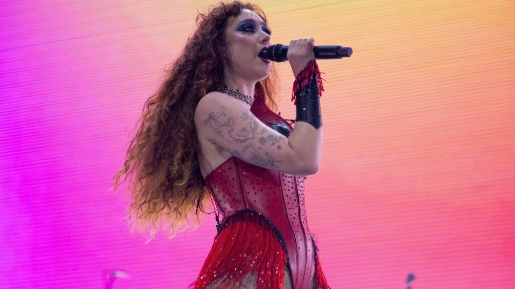 Pop Stars Online Feud Fans Feel Entitled Artist Fights Back