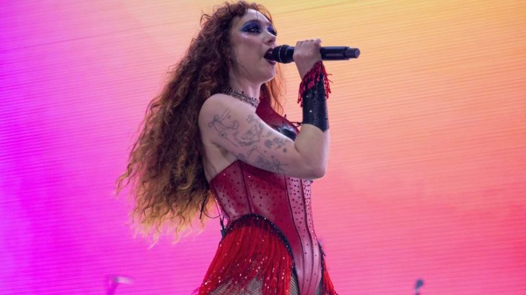 Pop Stars Online Feud Fans Feel Entitled Artist Fights Back