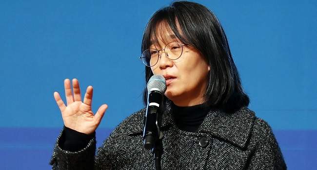 Here is a title that meets the requirements: "South Korean