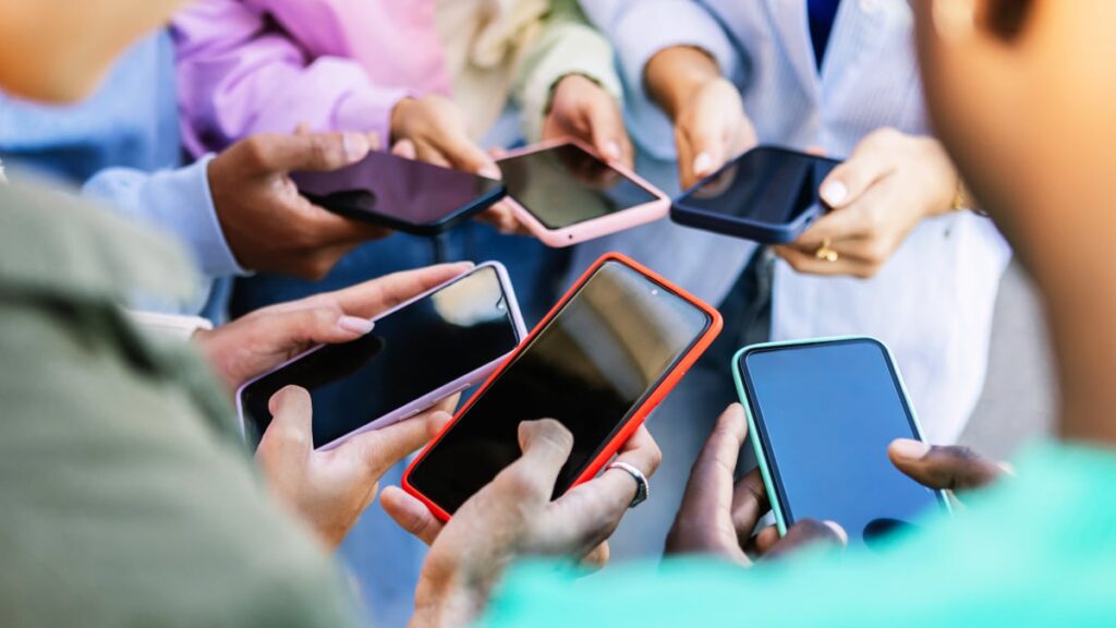 Social Media's Dark Side: Harms Young Minds