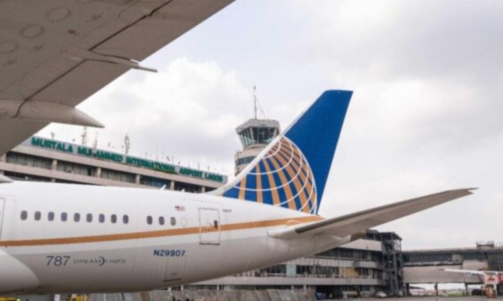 Moment passengers prayed as UA flight declares mid-air emergency [Video]