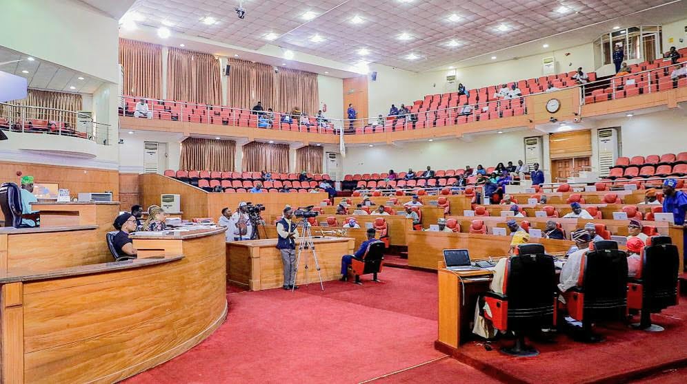 BREAKING: Lagos Assembly crisis: 35 lawmakers storm court