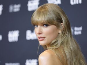 Taylor Swift Becomes First Female Artist To Surpass 100 Billion 300x225