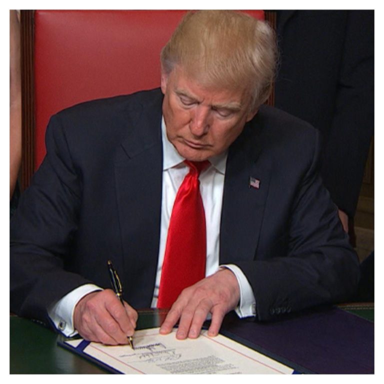 US: Trump blocks federal funding for schools with COVID-19 vaccine mandates