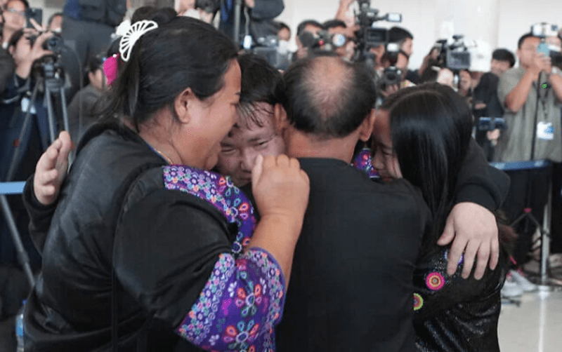 War: Tears of Joy as Relatives received five freed Thai War: Tears of Joy as Relatives received five freed Thai farm workers in Bangkok