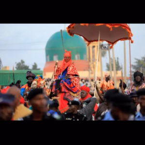 Ban on Durbar: Hundreds of Kano residents cheer Emir Sanusi during Eid procession