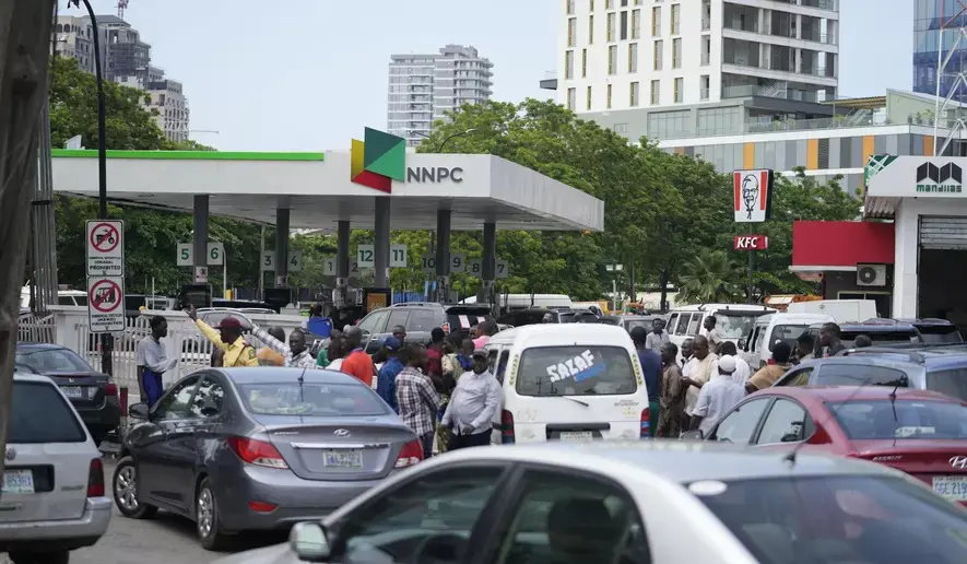 NNPC reduces petrol price to N860/litre