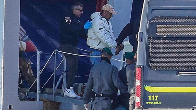 Italian govt sends 40 asylum seekers awaiting deportation to Albania