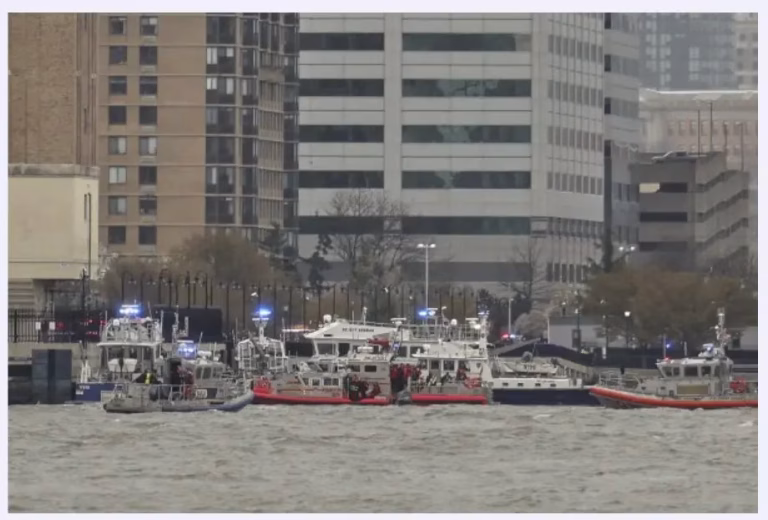 One dead as helicopter crashes in New York's Hudson River