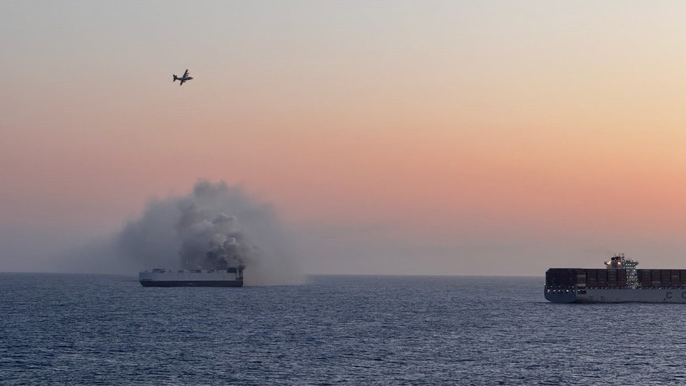 Ship carrying 3,000 cars catches fire in Pacific (PHOTOS) — RT World News