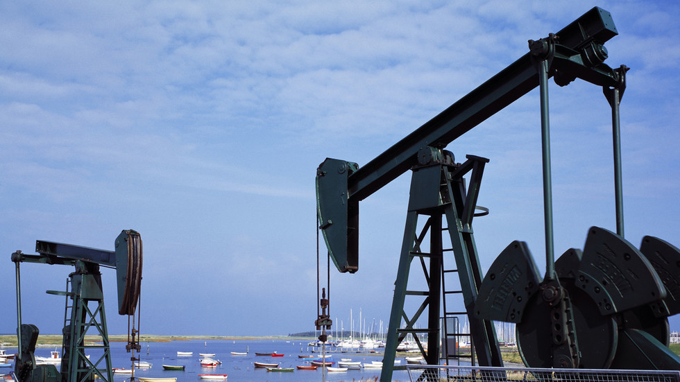Oil prices continue to rise over escalating Israel-Iran conflict — RT Business News