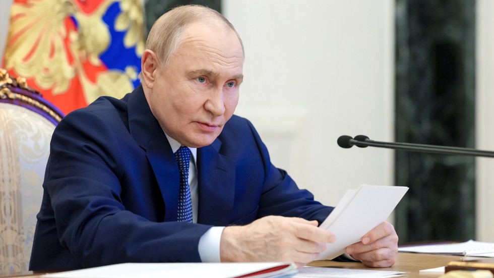 Putin holds phone conversations with Israeli PM and Iranian president — RT World News