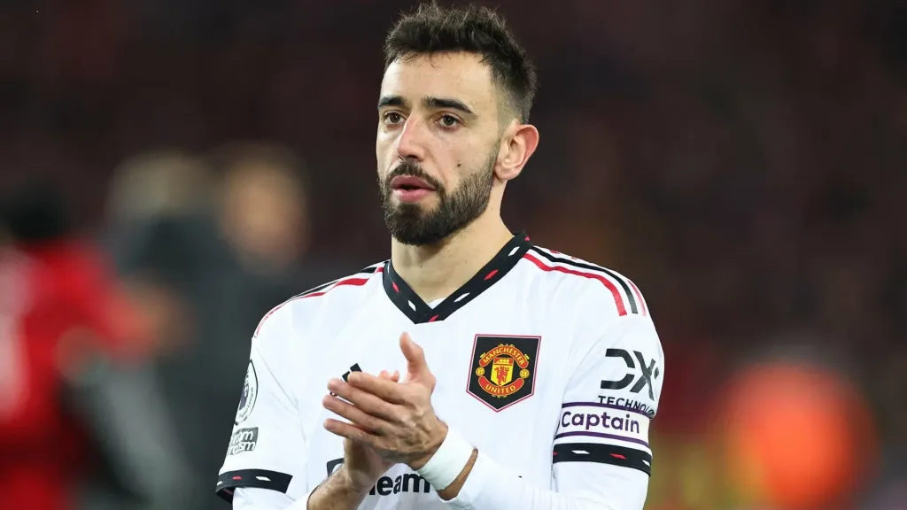 Transfer: Ruben Neves welcomes Bruno Fernandes to Al-Hilal amid £700,000-a-week offer