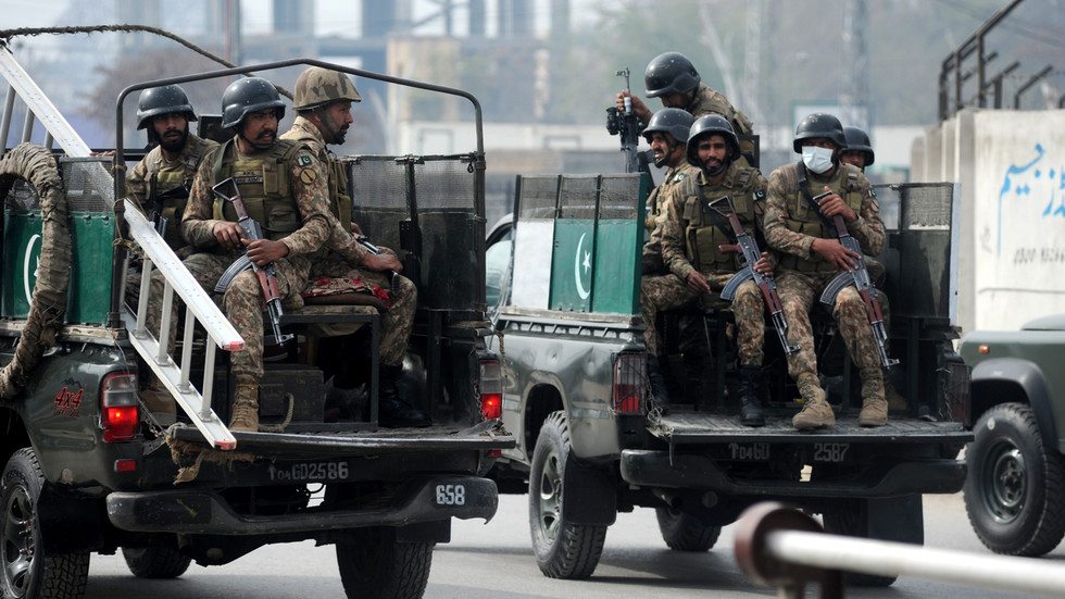 Pakistani soldiers killed in suicide attack — RT World News