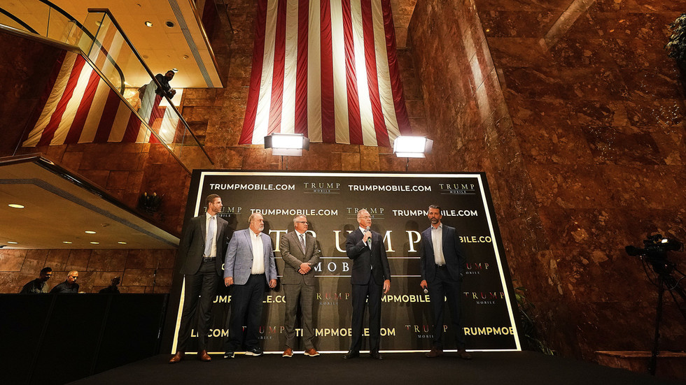 Trump Org releases golden smartphone (PHOTO, VIDEO) — RT Business News