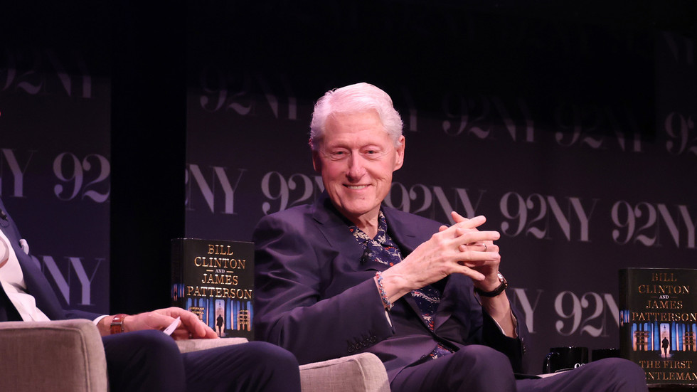 WSJ reveals Bill Clinton’s note to Jeffrey Epstein — RT World News