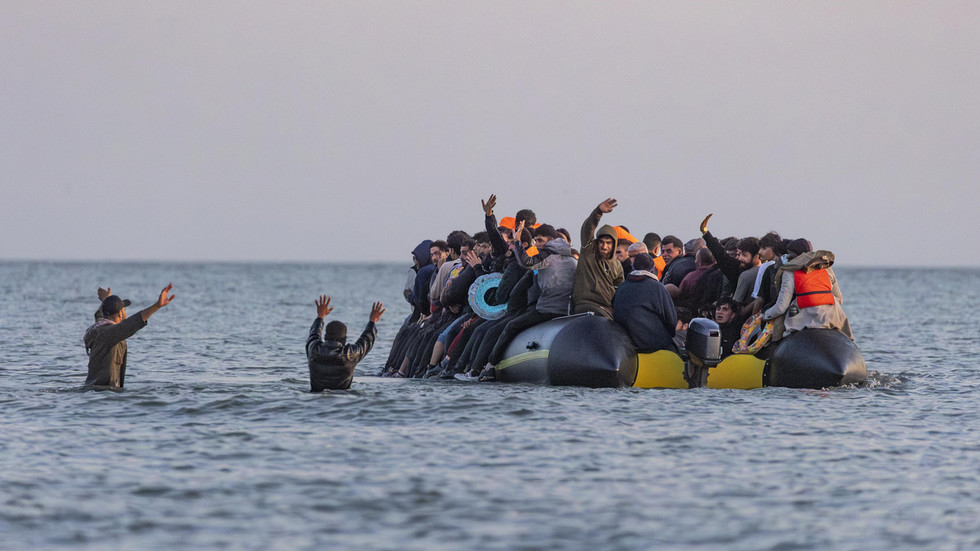 French police entering the sea with knives to tackle illegal migration — RT World News