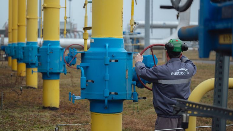 Russian pipeline gas exports to EU fall – Reuters — RT Business News