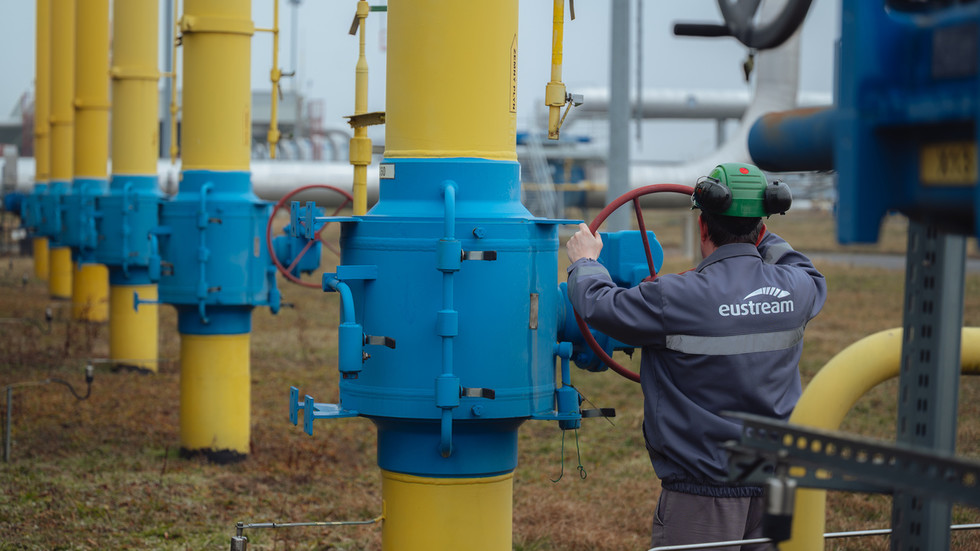 Russian pipeline gas exports to EU fall – Reuters — RT Business News