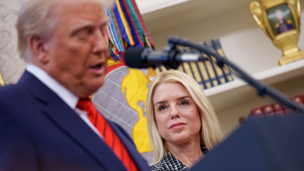 Trump orders release of Epstein ‘transcripts’ — RT World News