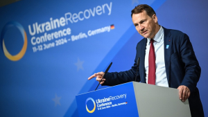 Poland cautions Ukrkaine over anti-corruption crackdown — RT World News