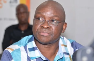Money laundering: Fayose eats Amala with bricklayers to celebrate court victory (VIDEO)