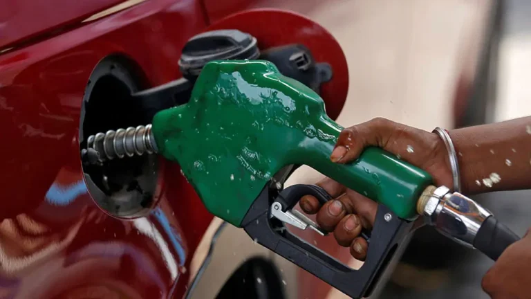 Nigerian filling stations reduce fuel price after Dangote Refinery's adjustment