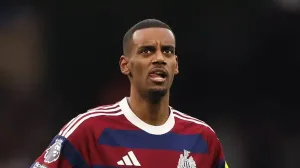 EPL: Howe keeps door open for Isak’s Newcastle return