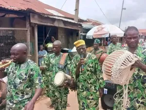 Ibadan: Traditional drummers, chanters, others relocate to Ladoja's family compound, residence [PHOTOS] 