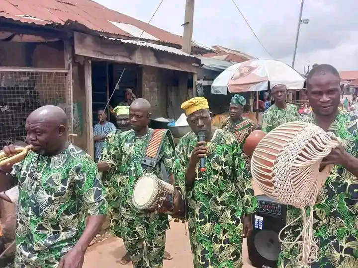 Ibadan: Traditional drummers, chanters, others relocate to Ladoja's family compound, residence [PHOTOS] 