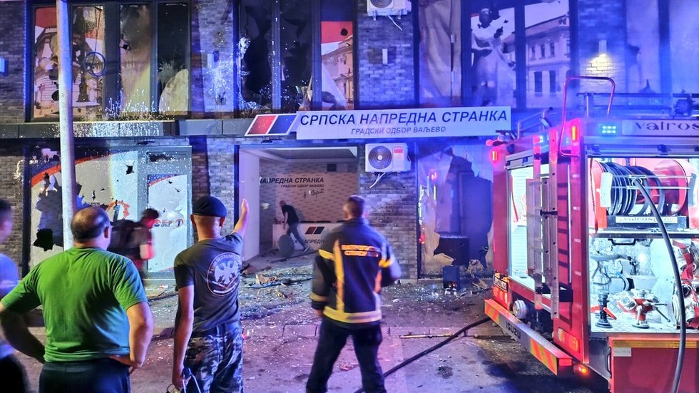 Protesters attack government offices in Serbia (VIDEOS) — RT World News