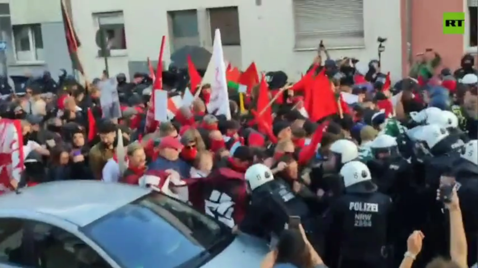 German police disperse protest against militarization (VIDEOS) — RT World News