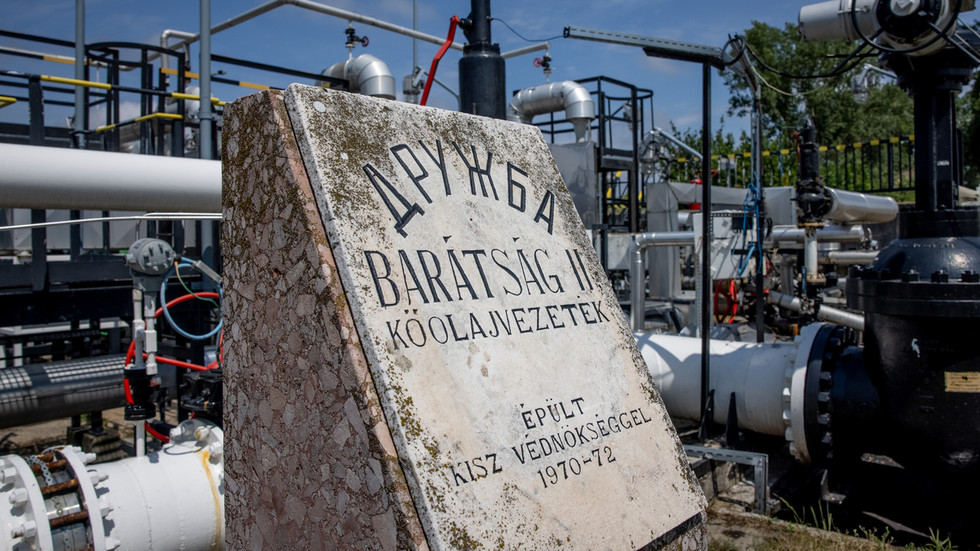 Ukraine strikes key oil pipeline to EU – Hungary — RT World News