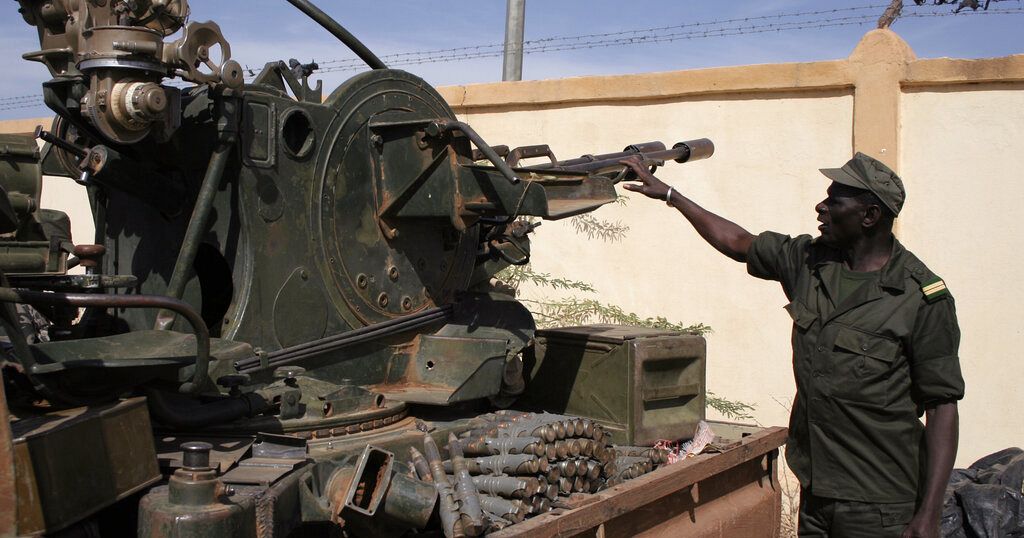 Hundreds continue to flee central Malian town after jihadist attack