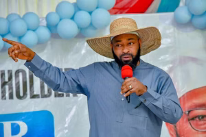 Bago donates 100 bags of rice, 10 cows to corps members — Daily Nigerian