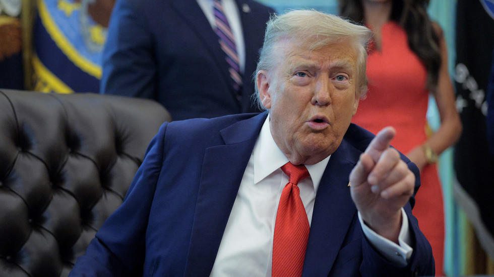 Trump threatens sanctions and tariffs on Ukraine — RT World News