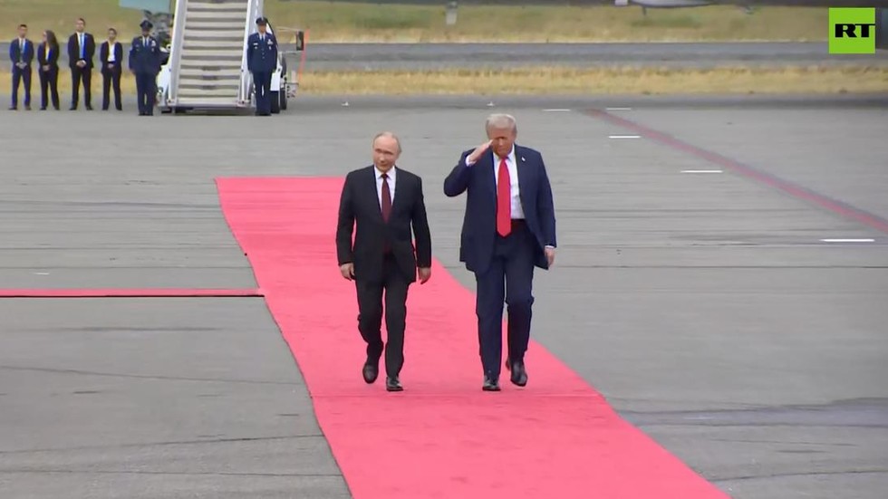 WATCH Trump greet Putin as he arrives in Alaska — RT World News