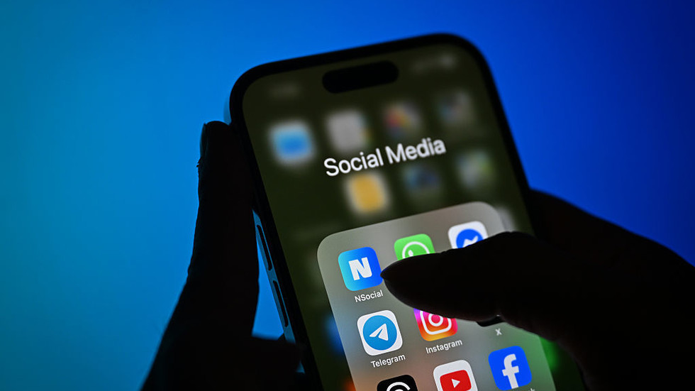 South Asian country blocks major social media platforms — RT World News