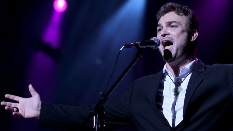 Pro-Palestine activists target Israeli singer in Poland (VIDEO) — RT World News