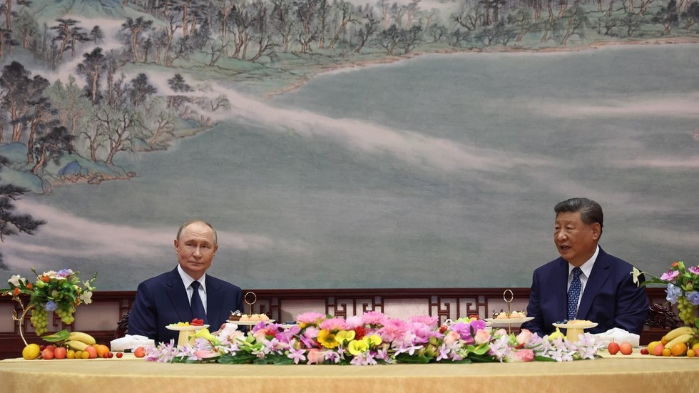 Putin and Xi stress shared responsibility for safeguarding WWII victory — RT World News