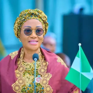 Tinubu's wife distributes grants to 500 Abia women